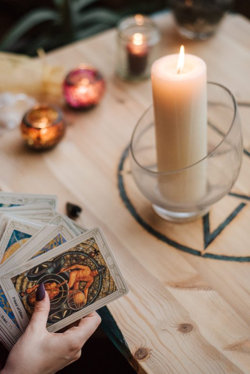 Understanding the 9 of Pentacles Tarot Card: A Comprehensive Guide